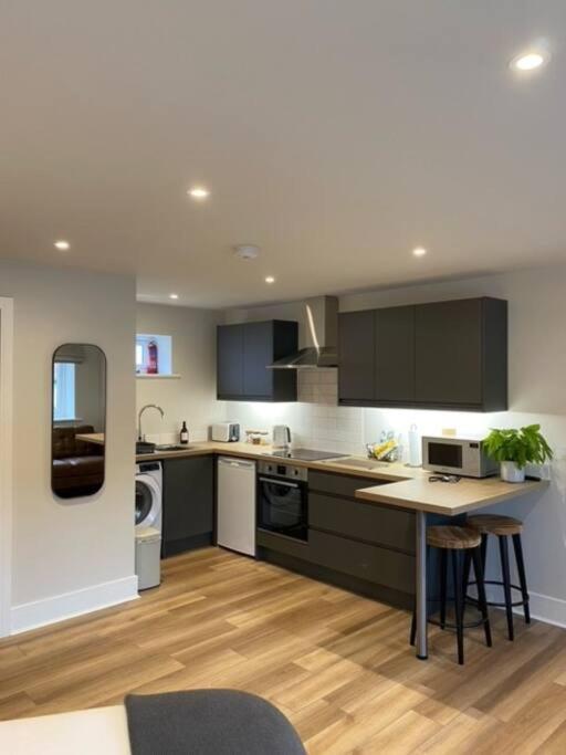 New Modern Studio Apartment Near To City Centre Salisbury Extérieur photo